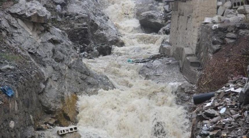 Hakkari&rsquo;de Karla Karışık Yağmur