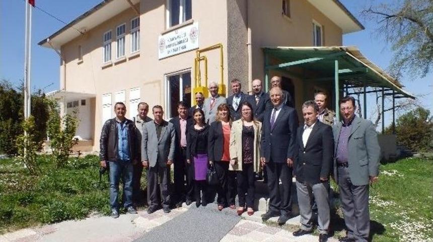 Gazetecilerden M&uuml;d&uuml;r G&uuml;lnaz'a 'tebrik' Ziyareti