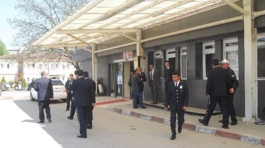 G&uuml;mr&uuml;k Ka&ccedil;ağı Sigaraları İmha Eden Polisler Yaralandı