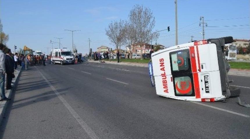 Ambulans Devrildi 3 Yaralı