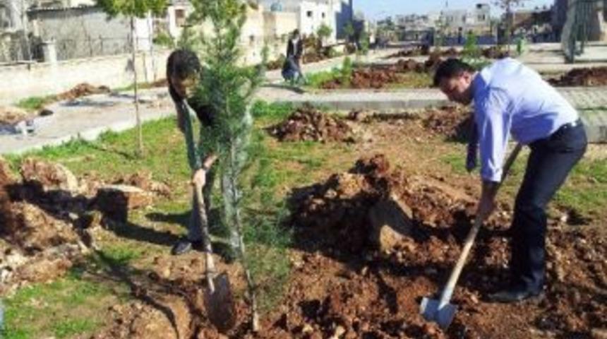 Hilvan&rsquo;da &Ouml;ğrenciler Fidanları Toprakla Buluşturdu