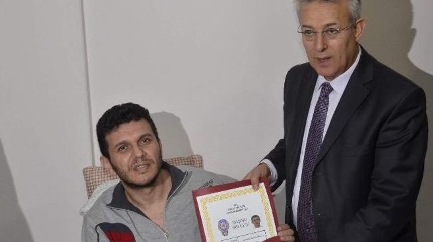 Somali&rsquo;deki İntihar Saldırısında Gazi Olan Polise Başarı Belgesi