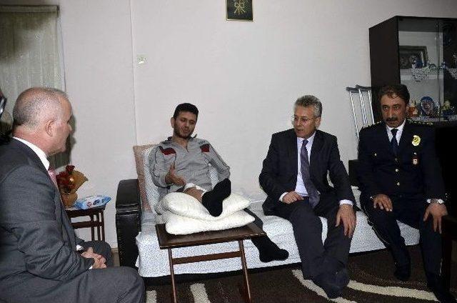 Somali&rsquo;deki İntihar Saldırısında Gazi Olan Polise Başarı Belgesi 1