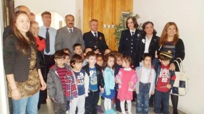 Burhaniye&rsquo;de Polisin Minik Ziyaret&ccedil;ileri