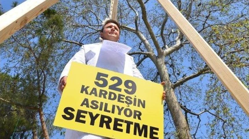 Kefen Giyip Mısır'daki İdam Kararlarını Protesto Ettiler