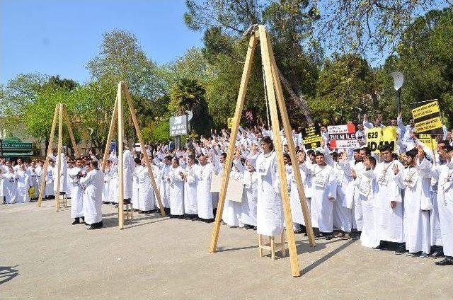 Kefen Giyip Mısır'daki İdam Kararlarını Protesto Ettiler