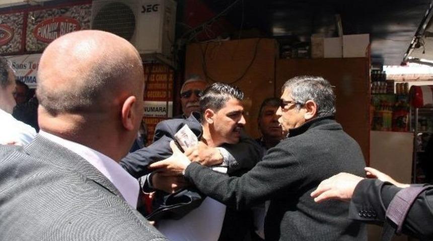 Chp'de İl Binası &Ouml;n&uuml;nde Partililer Arasında Arbede