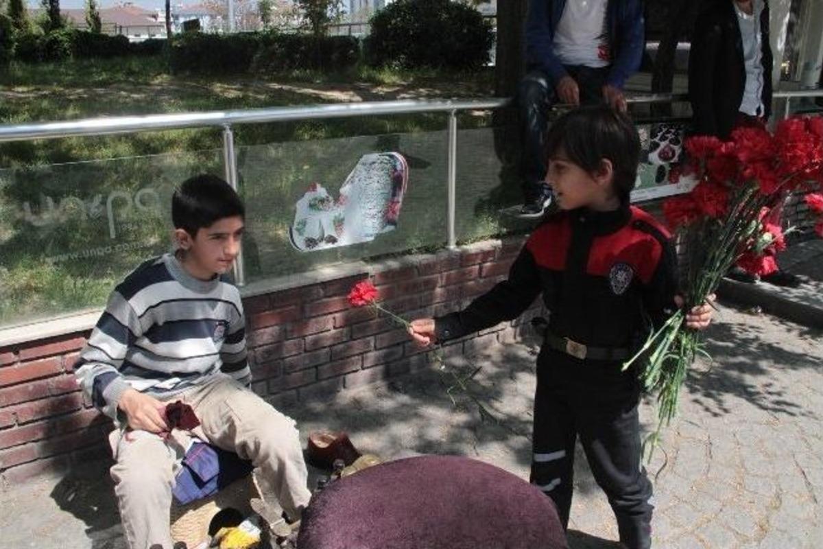 K&uuml;&ccedil;&uuml;k Polisten Ayakkabı Boyacısı &Ccedil;ocuğa Karanfil