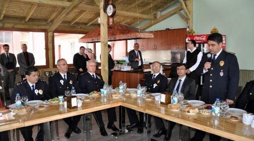 Mesleğinde 30 Yılını Dolduran Emniyet Mensuplarına Onur Belgesi