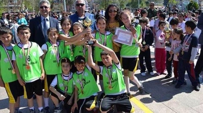 Bandırma'da &Ccedil;ocuklar Geleneksel Oyunlarla Tanıştı