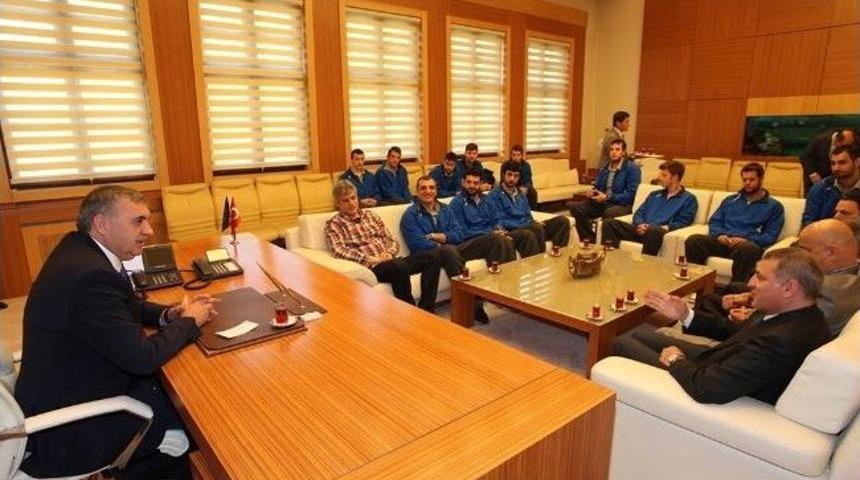 Basketbol Takımı Başkan To&ccedil;oğlu&rsquo;nu Ziyaret Etti