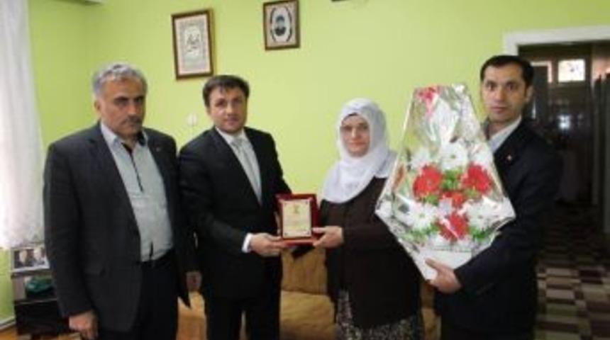 Bakan Ala&rsquo;nın Annesine Ak Parti Oltu İl&ccedil;e Teşkilatından Plaket