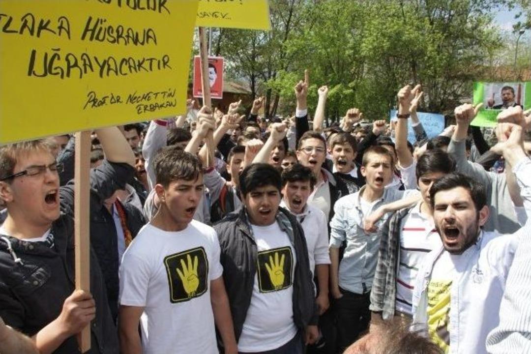 İneg&ouml;ll&uuml; Gen&ccedil;ler, Mısırlı Darbecileri Protesto Etti