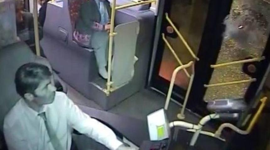 Halk Otob&uuml;s&uuml;ne Taşlı Saldırı