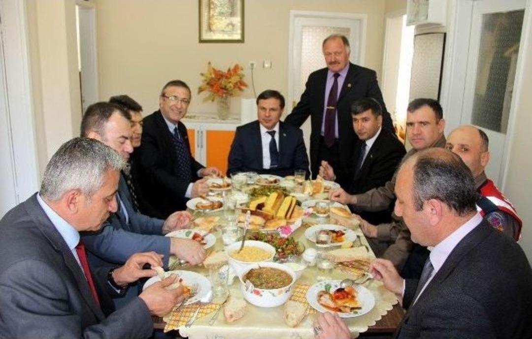 B&uuml;y&uuml;kel&ccedil;i K&ouml;y Ziyaret Etti, Karadeniz Yemekleri Yedi