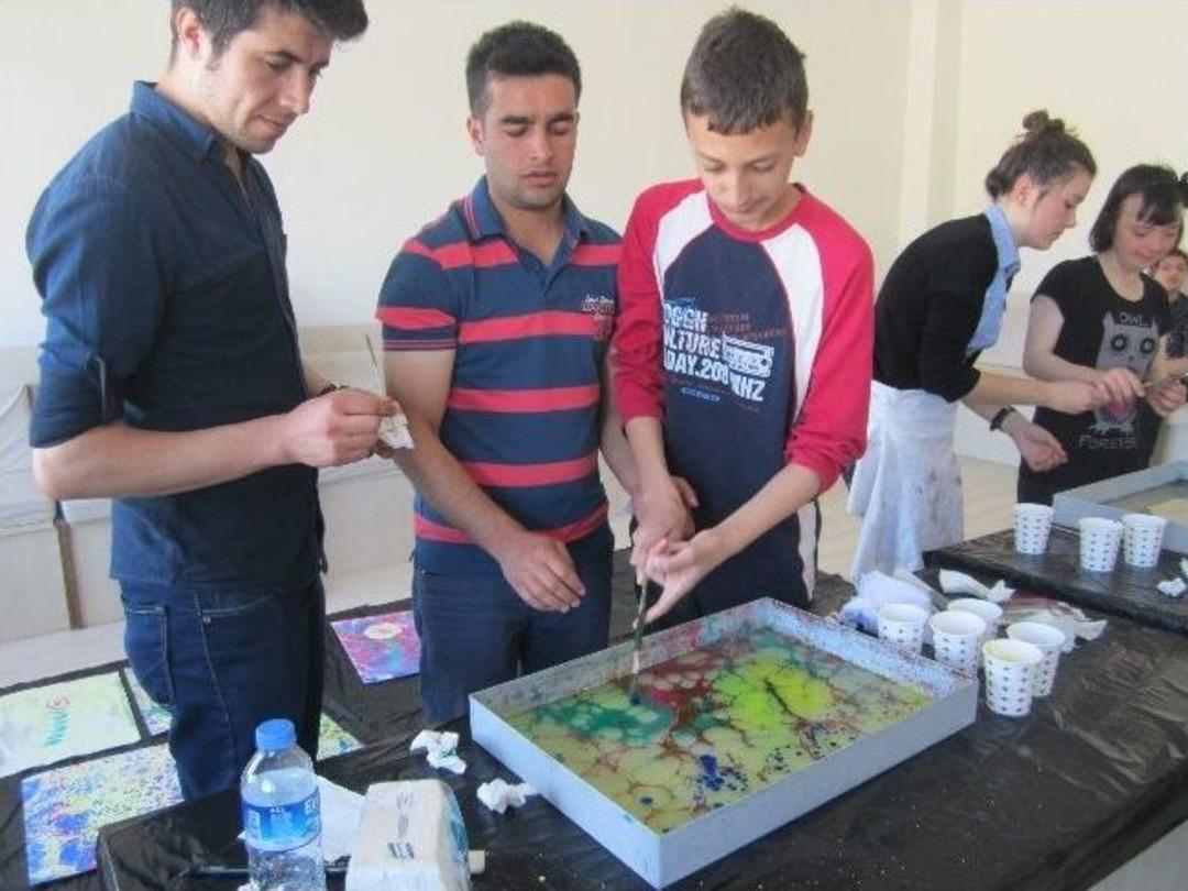 Engelli &Ouml;ğrenciler Ebru Yaptı