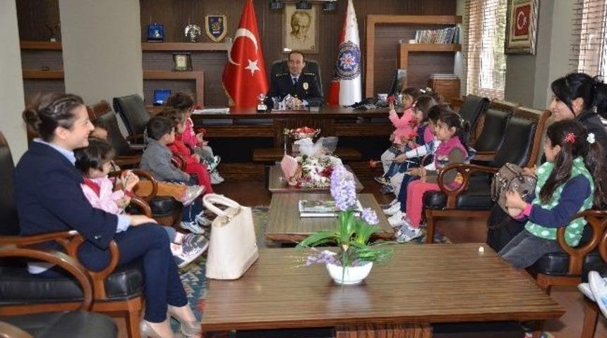 &Ouml;ğrencilerden Emniyet M&uuml;d&uuml;r&uuml;ne &Ccedil;i&ccedil;ek