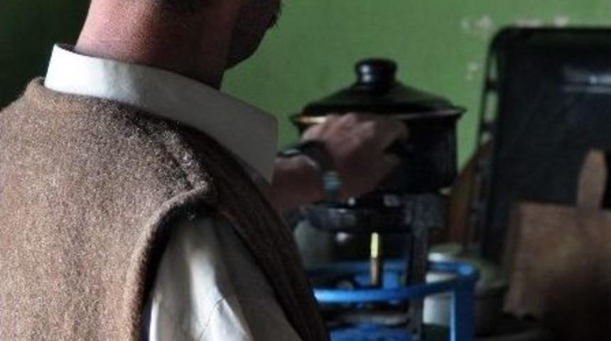 Ka&ccedil;ırdıkları Kızın Babasına Para Ve İnek Teklif Ettiler