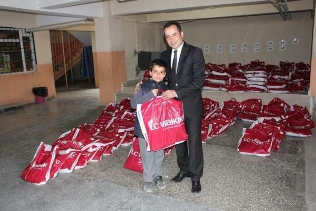 Kızılay&rsquo;dan Fakir &Ouml;ğrencilere Giyim Yardımı