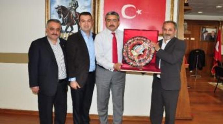 K&uuml;tahya'dan Başkan Alıcık&rsquo;a İşlemeli Saat Hediyesi