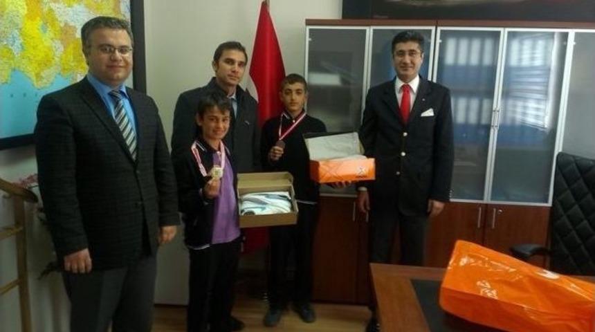 Kaymakam &Ouml;zbek Başarılı &Ouml;ğrencileri &Ouml;d&uuml;llendirdi