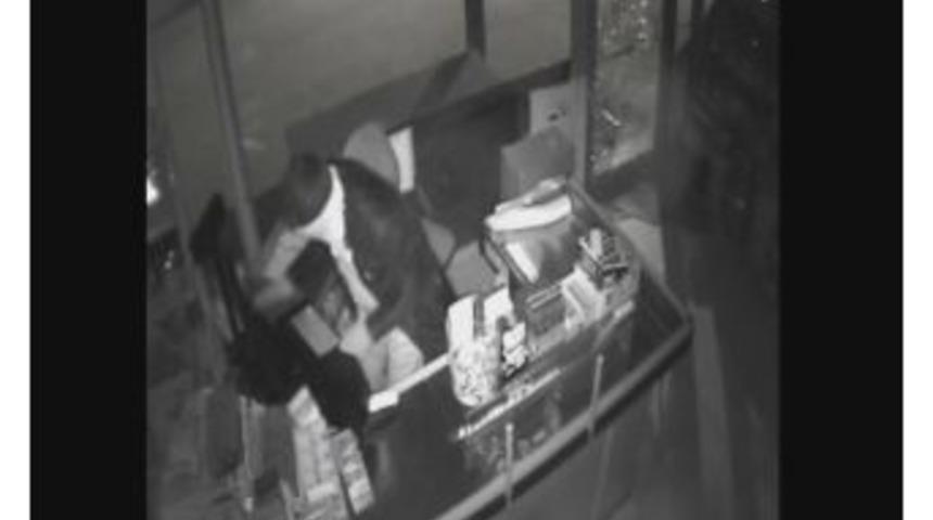 Taşla Kırdıkları Camdan Girerek Marketin Kasasını B&ouml;yle &Ccedil;aldılar