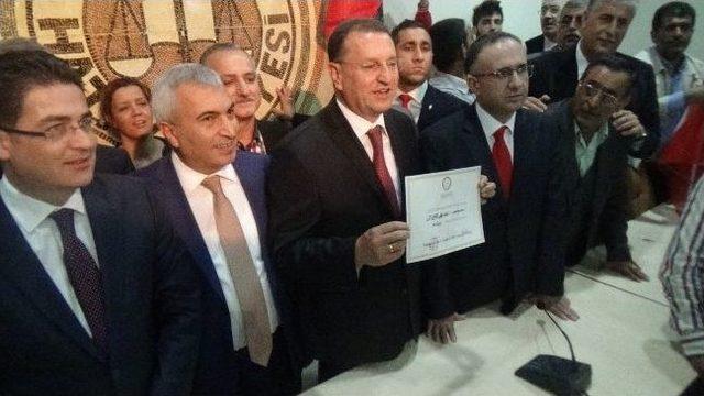 Hatay B&uuml;y&uuml;kşehir Belediye Başkanı Savaş Mazbatasını Aldı 1
