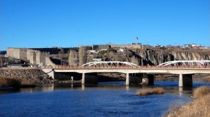 Ardahan&rsquo;da Bahar Y&uuml;z&uuml;n&uuml; G&ouml;sterdi