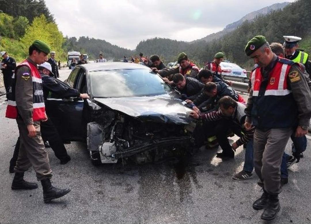 Freni Patlayan Kamyon Otomobile &Ccedil;arptı: 1 &Ouml;l&uuml;, 2 Yaralı