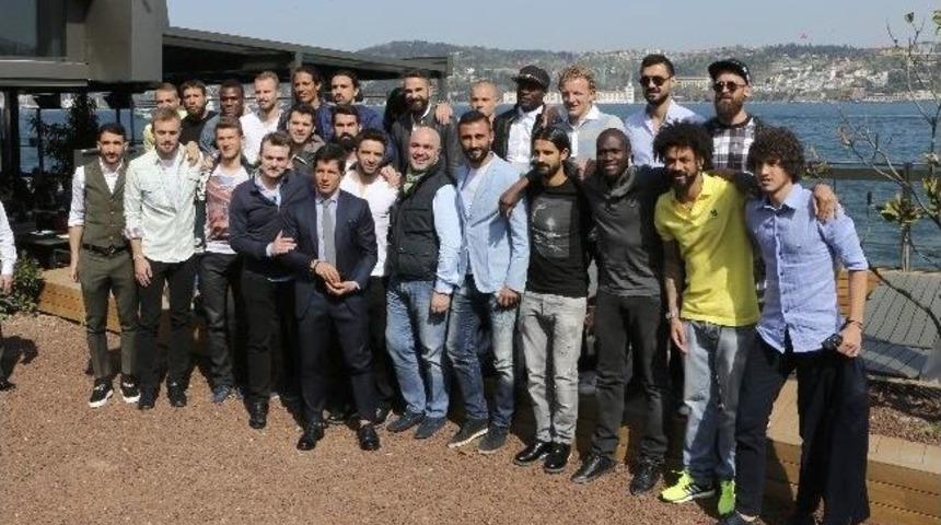 Fenerbah&ccedil;eli Futbolcular Ve Teknik Heyet Yemekte Bir Araya Geldi