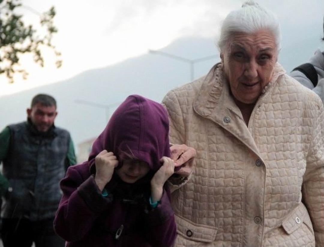 Bursalılar Fırtınadan Ka&ccedil;arken Yağmura Yakalandı