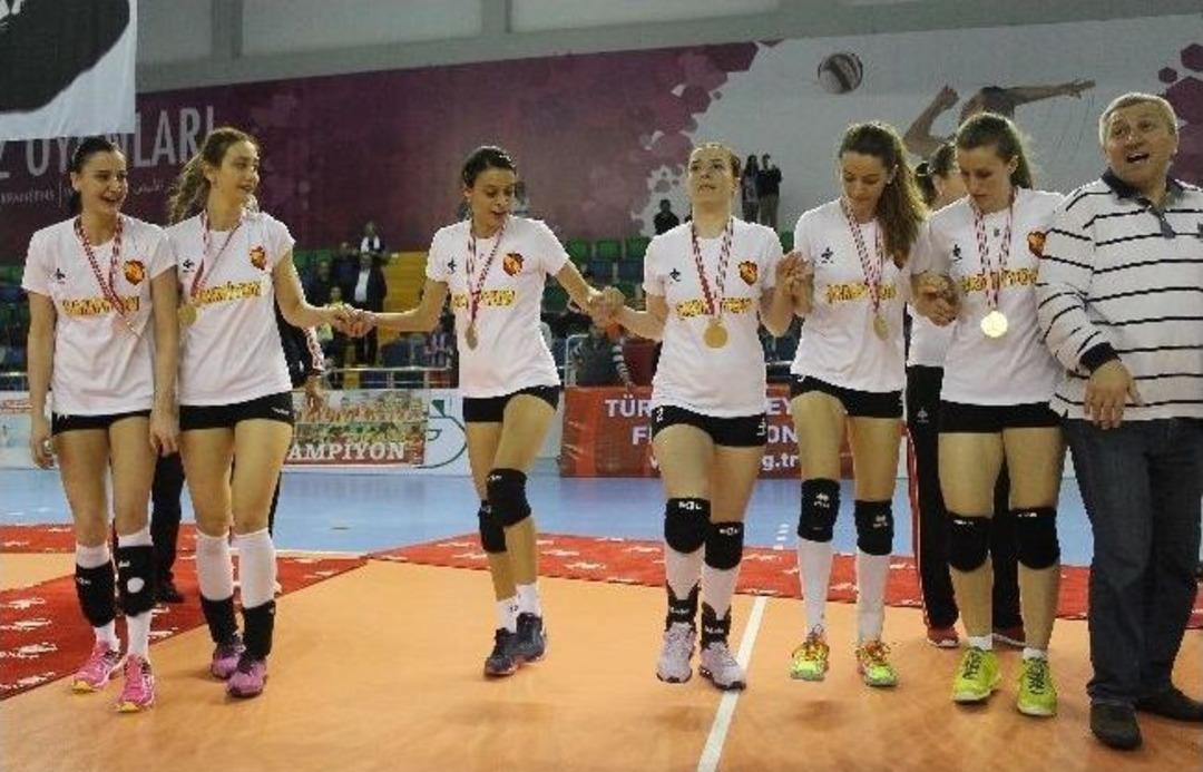 Şampiyonluğu Kolbastı Ve Horon Oynayarak Kutladılar