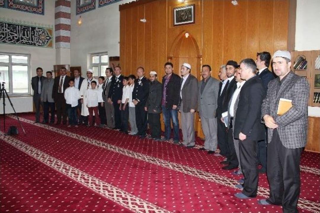 &Ccedil;ataklı Polisler T&uuml;rk&ccedil;e K&uuml;rt&ccedil;e Mevlit Okuttu