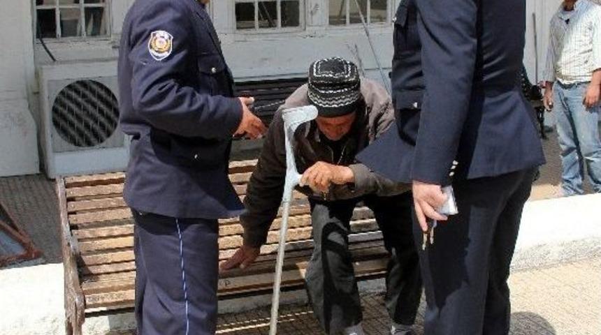 (&ouml;zel Haber) Polisler T&ouml;renden Yaşlı Adama Yardıma Koştu