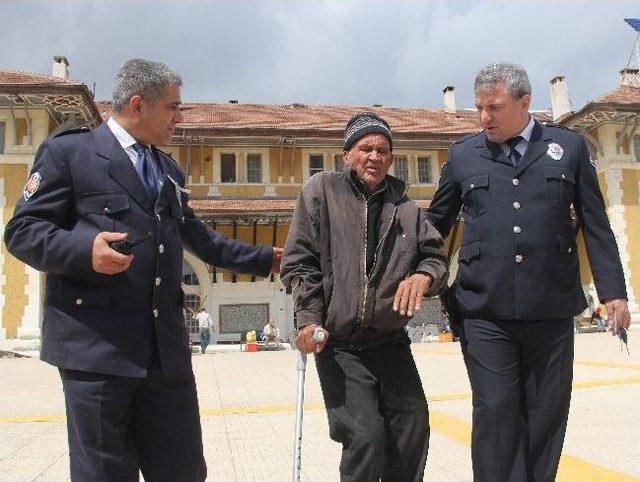 (özel Haber) Polisler Törenden Yaşlı Adama Yardıma Koştu