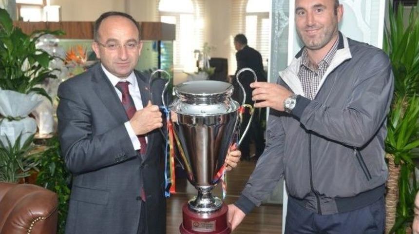 Başkan &Uuml;z&uuml;lmez&rsquo;e Kupalı Ziyaret