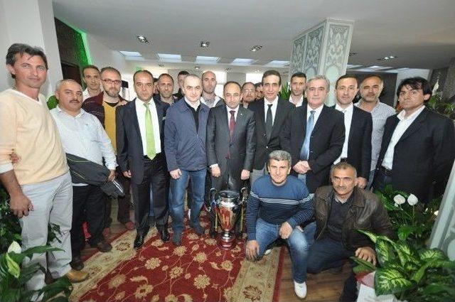 Başkan &Uuml;z&uuml;lmez&rsquo;e Kupalı Ziyaret 1