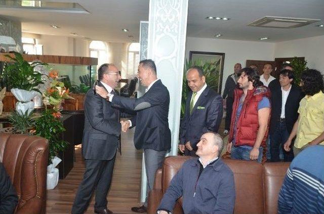 Başkan &Uuml;z&uuml;lmez&rsquo;e Kupalı Ziyaret 2