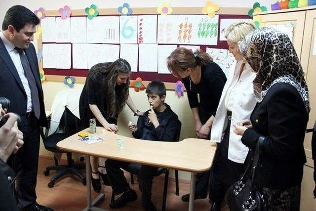 Aydın’da Otizmli Öğrenciler Ağız Diş Sağlığı Taramasından Geçirildi