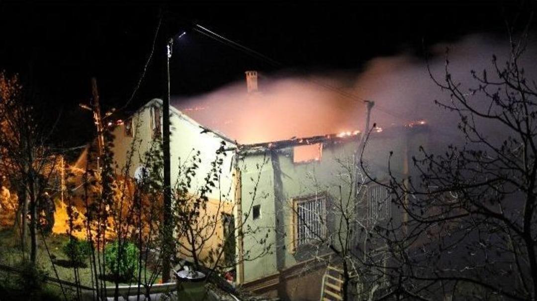 Bek&ccedil;iliğini Yaptığı Ev Yanınca Ağladı