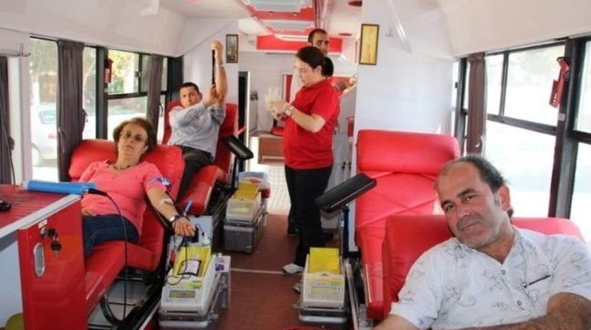 Kızılay Kaş'ta Bir G&uuml;nde 50 &Uuml;nite Kan Topladı