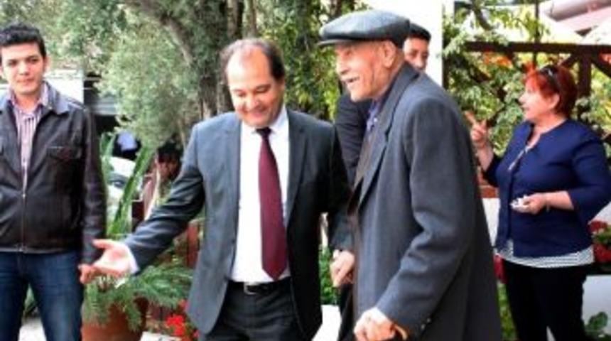 Gen&ccedil; İş Adamları Yaşlılarla Mutlu