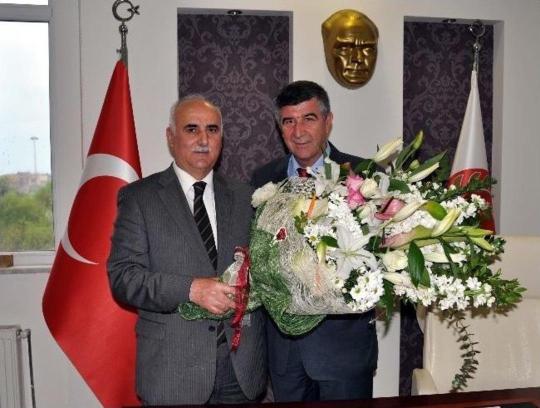 Eski Başkan Tekin&rsquo;e Plaket