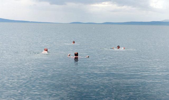 Protokol Çıldır Gölü'nde serinledi