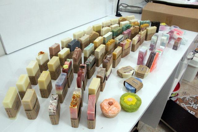 Evinde 80 çeşit sabun üretip dünyaya pazarlıyor