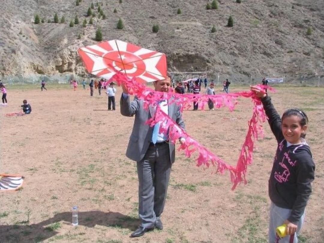 İlkokul &Ouml;ğrencileri, Kendi Yaptıkları U&ccedil;urtmaları U&ccedil;urdu