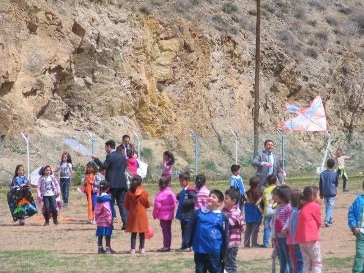 İlkokul Öğrencileri, Kendi Yaptıkları Uçurtmaları Uçurdu G1