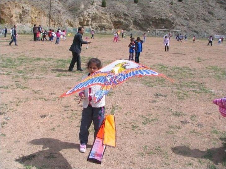 İlkokul Öğrencileri, Kendi Yaptıkları Uçurtmaları Uçurdu G2