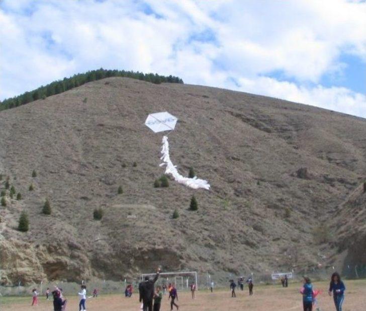 İlkokul Öğrencileri, Kendi Yaptıkları Uçurtmaları Uçurdu G3