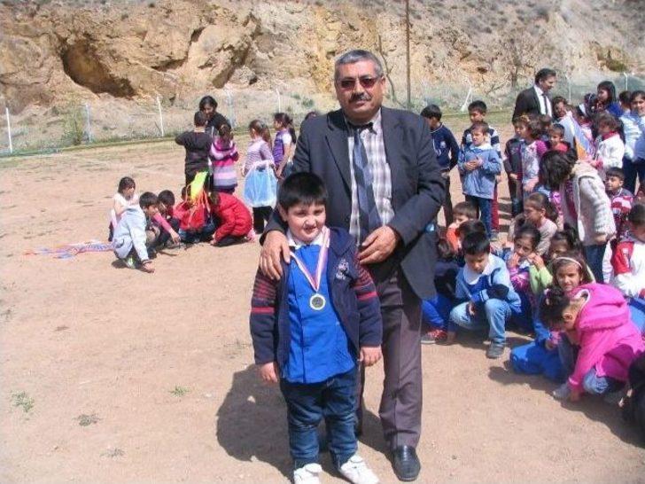 İlkokul Öğrencileri, Kendi Yaptıkları Uçurtmaları Uçurdu G5